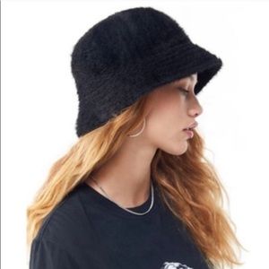 urban outfitters black fuzzy bucket hat 🖤